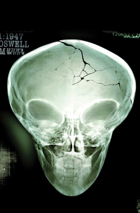 X FILES (2026) #1 CVR G ROSWELL PHOTO FOIL VAR (PRE-ORDER: 12/09/2026)